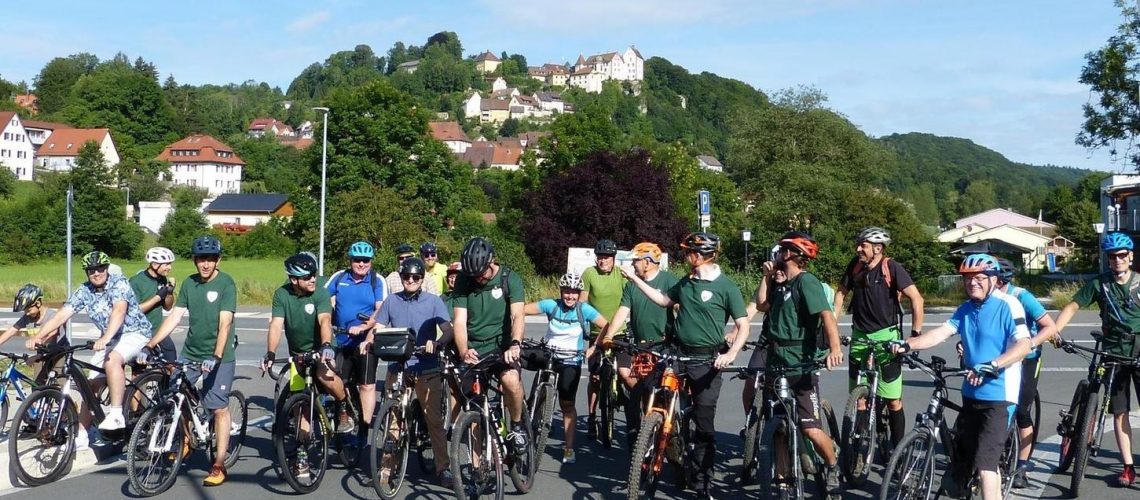 Fast 25 begeisterte Biker machten sich in Egloffstein auf den Weg, den ersten Teil der neuen Bike-Schaukel abzufahren. © Foto: Rolf Riedel